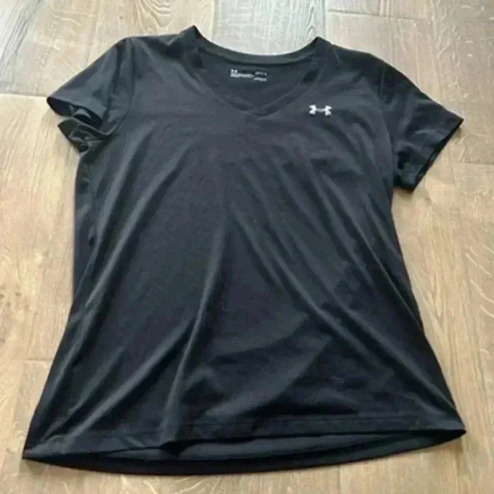 black underarmor tee